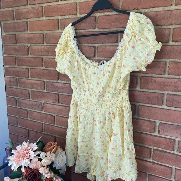🌸Feminine Floral Yellow Romper🌸 - Picture 2 of 5